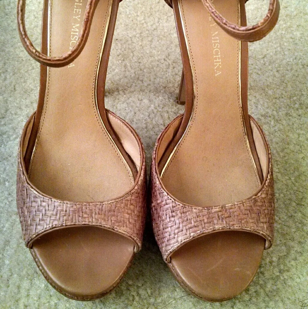 Badgley Mischka Tan Leather And Raffia 5” Heel Platform Sandals Size 9